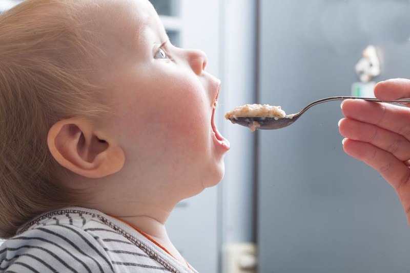 Как научить ребенка есть твердую пищу