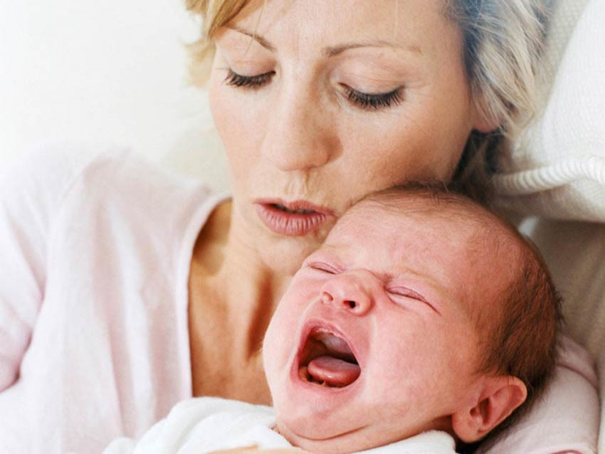 Почему новорожденный плачет после кормления грудным молоком